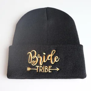 Schwarze Strickmütze mit goldener Bride Tribe Stickerei für Hochzeitsgesellschaften