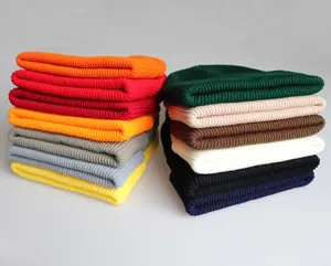 Detailansicht der Strickmützen in verschiedenen Farben und dicker Rippenstruktur