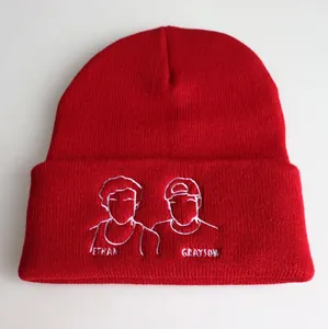Berretto in maglia rossa con ritratto ricamato di Ethan e Grayson line art