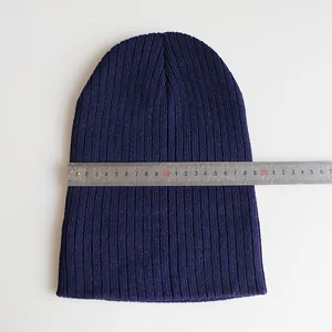 Detailansicht der Breite einer dunkelblauen Beanie-Mütze mit einem Metalllineal