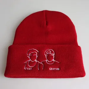 Dettaglio del berretto rosso in maglia con ricamo bianco Ethan e Grayson di profilo