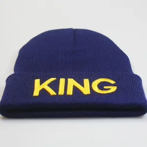 Dunkelblaue Beanie mit gelber KING-Stickerei für einen Hip-Hop-Streetwear-Look
