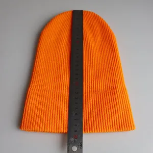 Detailmessung der 28,5 cm Länge dieser orangefarbenen gerippten Strickmütze für Damen