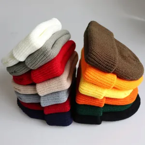 Minimalistische Strickmützen in zwölf Unifarben mit einer stylischen Umschlagmanschette
