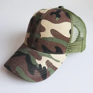 Detail der Camouflage Trucker Cap mit atmungsaktivem grünem Netz und gebogenem Schirm