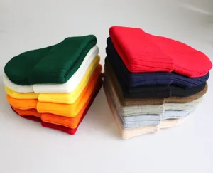 Detail von gerippten Strickmützen in verschiedenen Farben wie Grün, Gelb und Rot