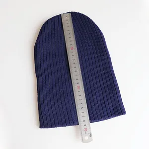 Vertikale Größenmessung der dunkelblauen Strickmütze zeigt eine Höhe von 28,5 cm