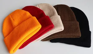 Nahaufnahme von Rippstrick-Beanies in Orange, Rot, Beige, Braun und Schwarz