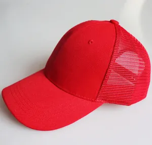 Detailansicht der roten Trucker-Mütze mit atmungsaktivem Mesh und hochwertigem gebogenem Rand