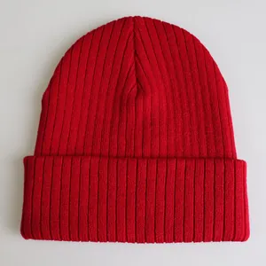 Detailaufnahme der roten Rippstrickmütze mit elastischer Wollmischung und breitem Umschlag