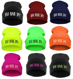 Détail montrant neuf couleurs de bonnets en tricot brodés avec Bad Hair Day