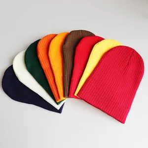 Detaillierte Sammlung farbiger Rippstrick-Beanie-Mützen in herbstlichen Tönen