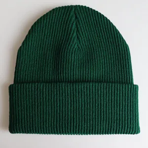 Klassische dunkelgrüne gerippte Strickmütze mit Umschlag für warme Wintertage