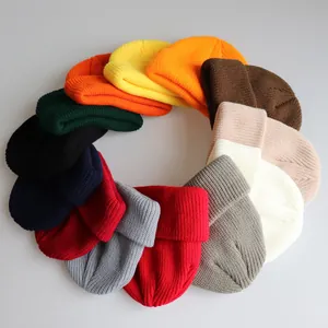 Detailpalette von Strickmützen mit verschiedenen Farben und gerippter Wolltextur