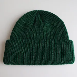 Detailaufnahme der dunkelgrünen Strickmütze mit hochwertiger Rippstrick-Textur-Ansicht