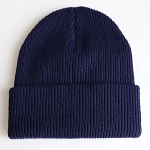 Klassische dunkelblaue Strickmütze für Damen und Herren mit minimalistischem Umschlag-Design