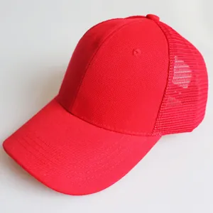 Detailansicht einer roten Trucker-Cap mit atmungsaktivem Netz und gebogenem Schirm