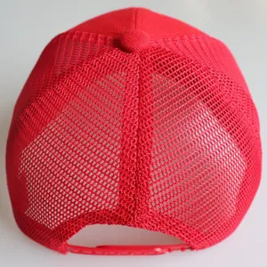 Rückansicht der roten Trucker-Cap mit atmungsaktivem Mesh und verstellbarem Plastikverschluss