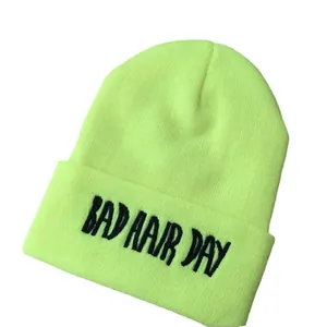 Bonnet en tricot vert néon avec broderie noire Bad Hair Day et revers de style urbain