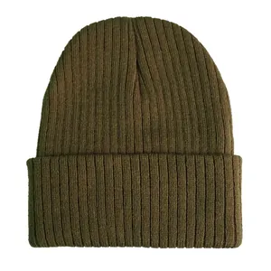 Detail der Rippstrick-Textur bei langer dunkelgrüner Strickmütze für den Winter