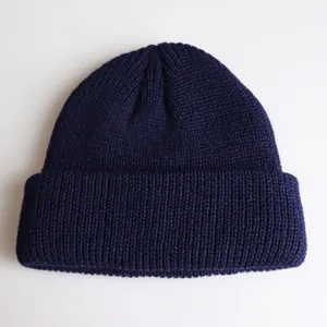 Detailansicht der dunkelblauen Strickmütze mit breitem Umschlag und grober Rippstruktur