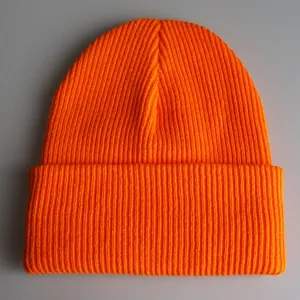 Detailansicht der leuchtend orangefarbenen Rippstrick-Mütze mit weicher elastischer Textur
