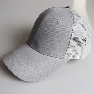 Detailansicht der hellgrauen Trucker-Mütze mit atmungsaktivem Mesh und Baumwollköper