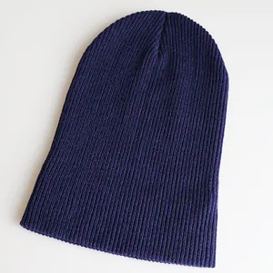Detailaufnahme der dunkelblauen Strickmütze mit feiner Rippenstruktur und dicker Textur