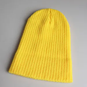 Detailansicht der hellgelben Rippstrick-Textur einer langen Slouchy Beanie-Mütze