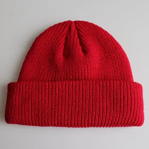 Detailansicht der dicken vertikalen Rippstrickstruktur dieser roten Unisex Beanie Mütze