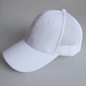 Detailansicht der weißen Trucker-Cap mit atmungsaktivem Mesh und Baumwollgewebe seitlich