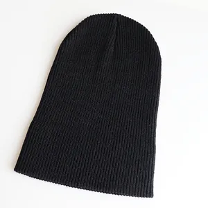 Nahaufnahme der schwarzen Strickmütze mit weicher Textur und elastischer Rippenstruktur