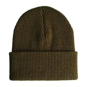 Detailansicht der Rippstrickstruktur und des olivgrünen Stoffes dieser Beanie-Mütze