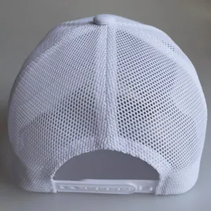 Rückansicht der weißen Mesh-Trucker-Kappe mit Snapback-Verschluss und atmungsaktivem Netz