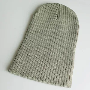 Detailaufnahme der grauen gerippten Strickstruktur dieser langen Beanie-Mütze