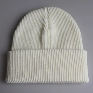 Detailansicht der weichen weißen Rippstrickstruktur dieser warmen Winterstrickmütze