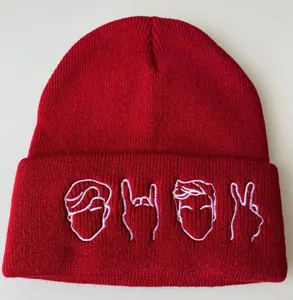 Rote Strickmütze mit weißer Rock-Gesten-Stickerei am Umschlag für den Winter