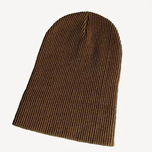 Detailansicht der braunen Rippstrickstruktur einer langen Beanie-Strickmütze