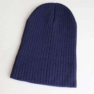 Nahaufnahme der dunkelblauen Strickmütze mit vertikalem Rippenmuster und feinem Gewebe