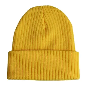 Klassische gelbe Rippstrickmütze für Erwachsene mit minimalistischem Umschlag für den Winter