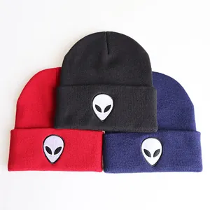Drei gestrickte Beanies mit Alien-Stickerei in Rot, Schwarz und Navy für Winter-Streetwear