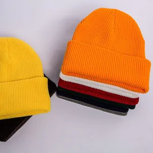Klassische gerippte Beanie-Mütze in vielen Farben für winterliche Wärme und Style