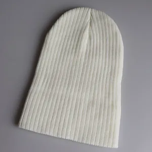 Detailaufnahme der weißen Rippstrick-Beanie-Struktur mit flexibler Maschenstruktur