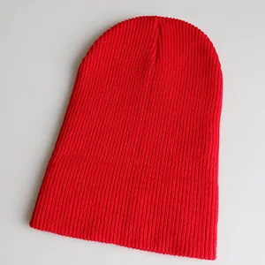 Detailansicht der roten Strickmütze mit elastischer Rippenstruktur und warmem Material