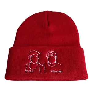 Berretto in maglia rosso scuro Dolan Twins con ricamo dei profili di Ethan e Grayson