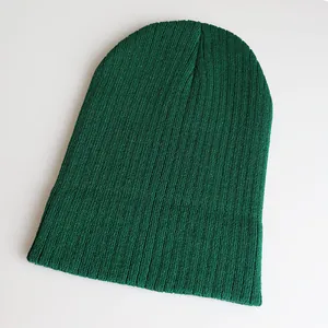 Dunkelgrüne gerippte Strickmütze für Erwachsene im minimalistischen Slouch-Stil