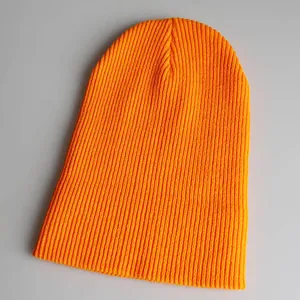 Nahaufnahme der hellorangen Strickmütze mit feiner vertikaler Rippenstruktur für Wärme