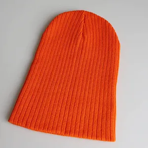 Leuchtend orangefarbene Strickmütze für Erwachsene im minimalistischen Oversized-Stil