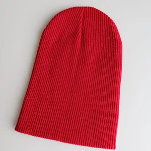 Detailansicht der roten Strickmütze mit vertikalem Rippenmuster und elastischem Winterstoff