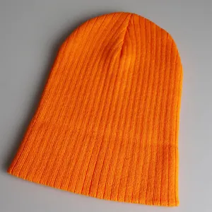 Klassische hellorangefarbene Beanie-Mütze im Rippstrick-Design für Erwachsene